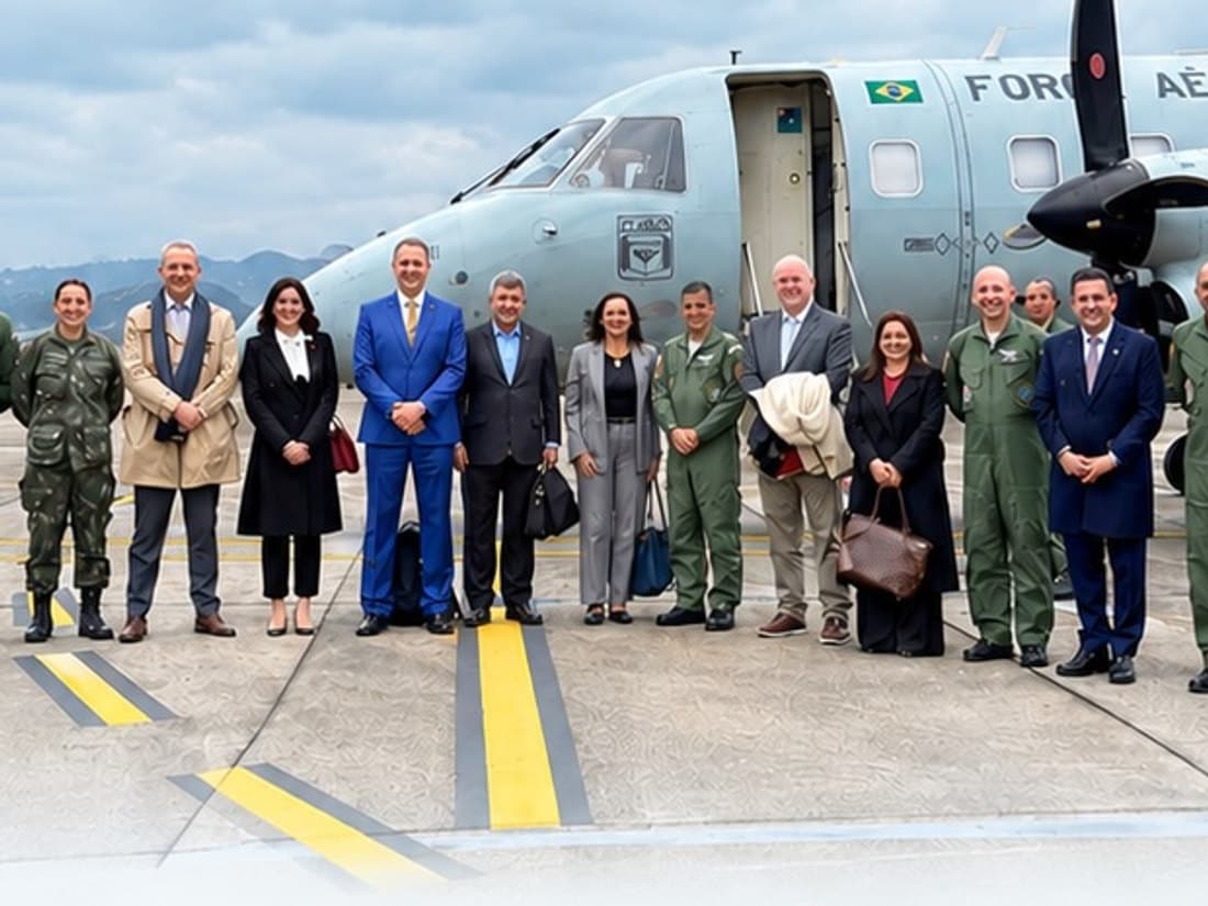 Comitiva de convidados civis e militares reunida no pátio da Base Aérea de Campo Grande, diante de uma aeronave da Força Aérea Brasileira.